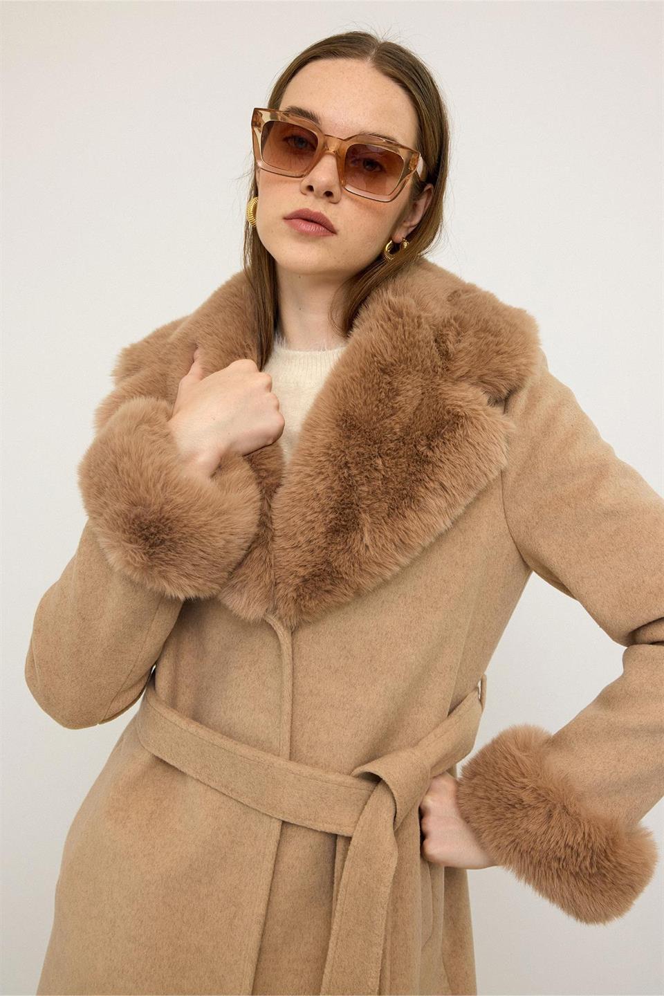 Yaka Kol Ucu Kürk Detaylı Kaşe Kaban CAMEL