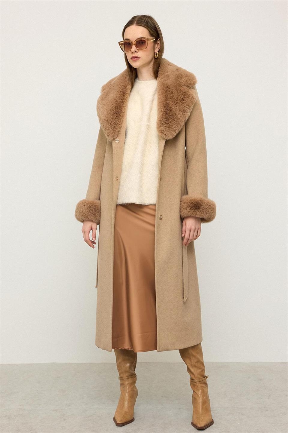 Yaka Kol Ucu Kürk Detaylı Kaşe Kaban CAMEL