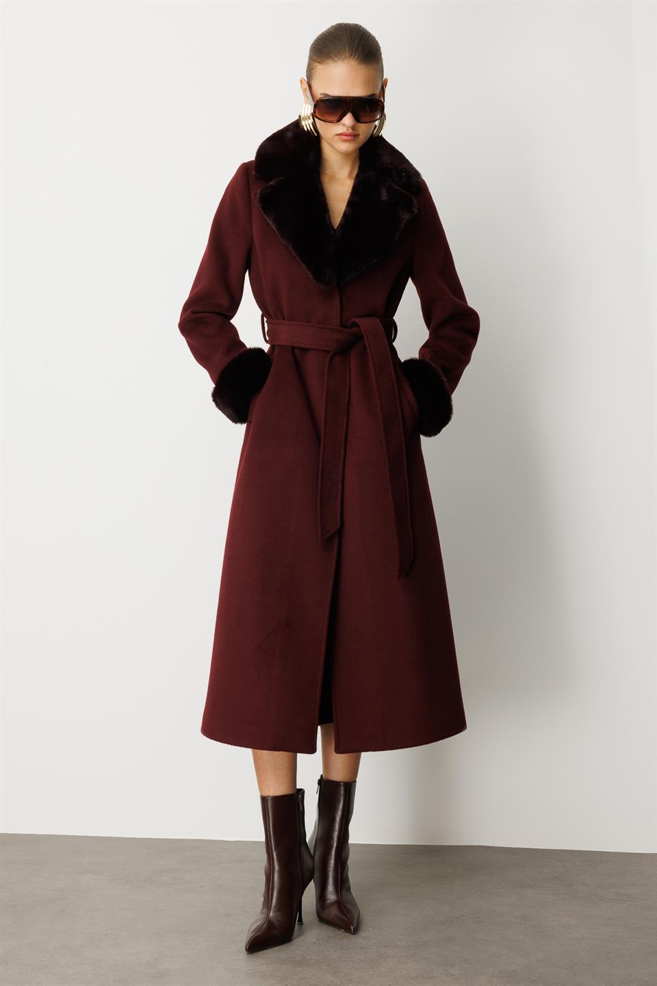 Yaka Kol Ucu Kürk Detaylı Kaşe Kaban MÜRDÜM