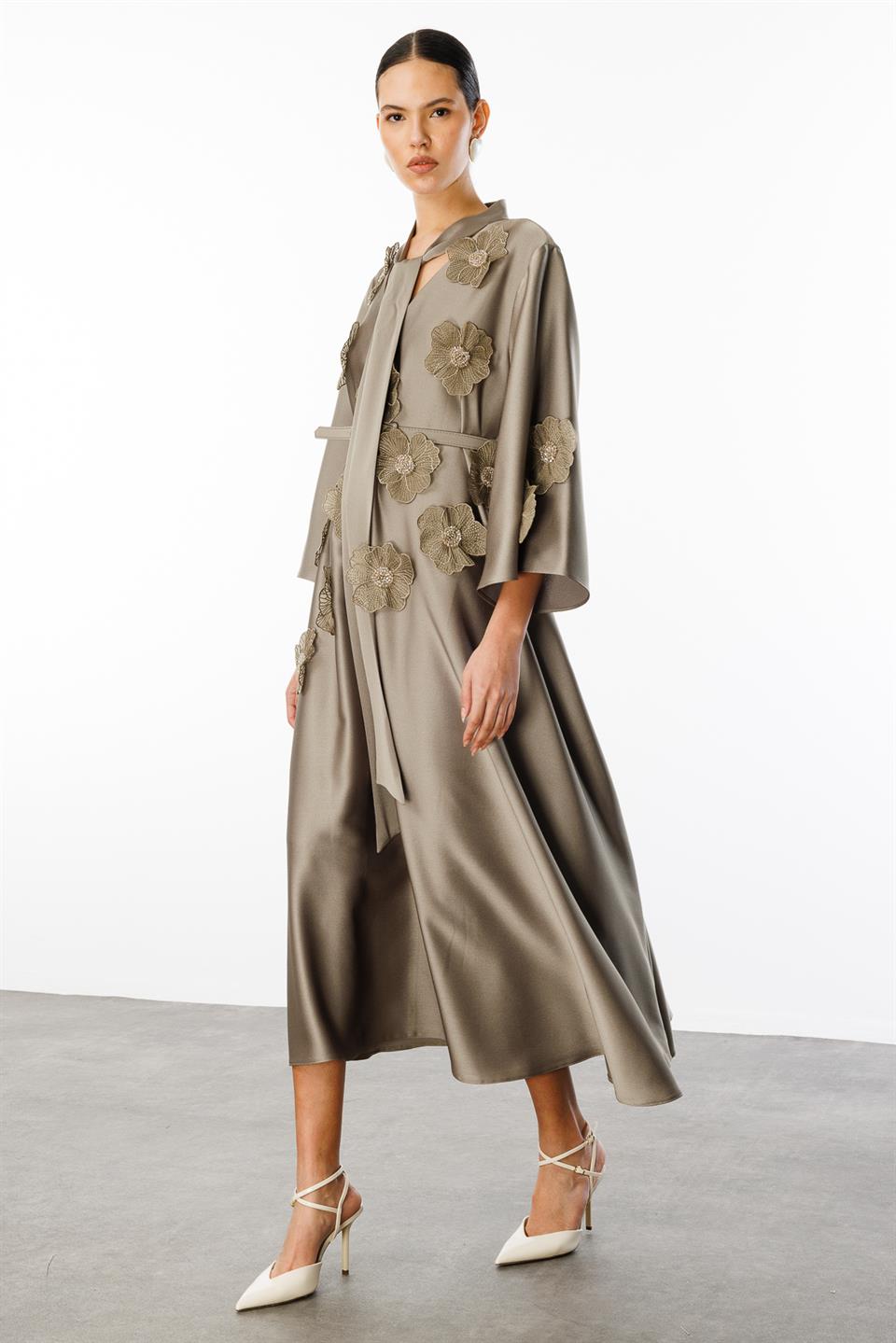 Yaka Şal Bağlamalı Çiçek Detaylı Kemerli Elbise YEŞİL