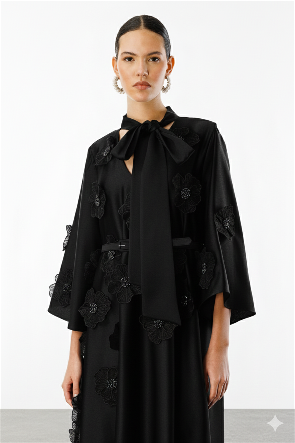 Yaka Şal Bağlamalı Çiçek Detaylı Kemerli Elbise SİYAH