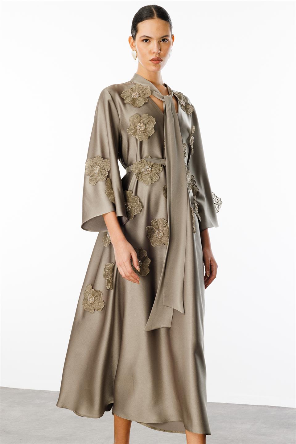 Yaka Şal Bağlamalı Çiçek Detaylı Kemerli Elbise YEŞİL