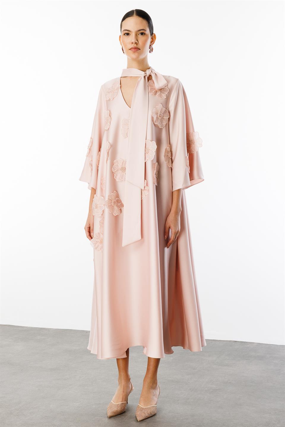 Yaka Şal Bağlamalı Çiçek Detaylı Kemerli Elbise PUDRA
