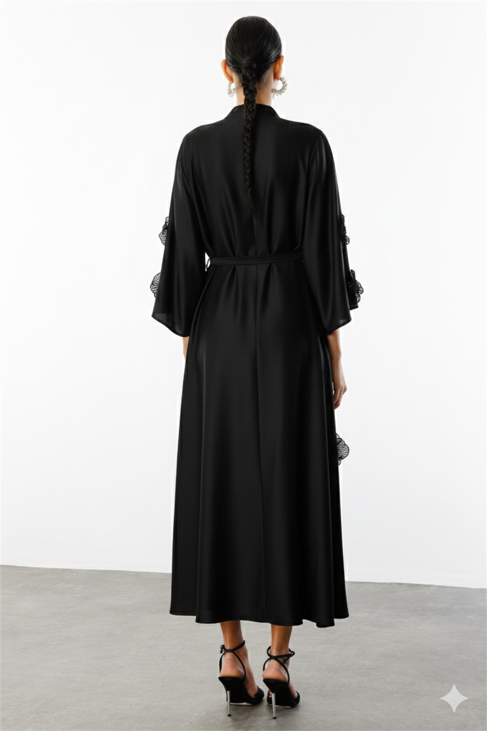 Yaka Şal Bağlamalı Çiçek Detaylı Kemerli Elbise SİYAH