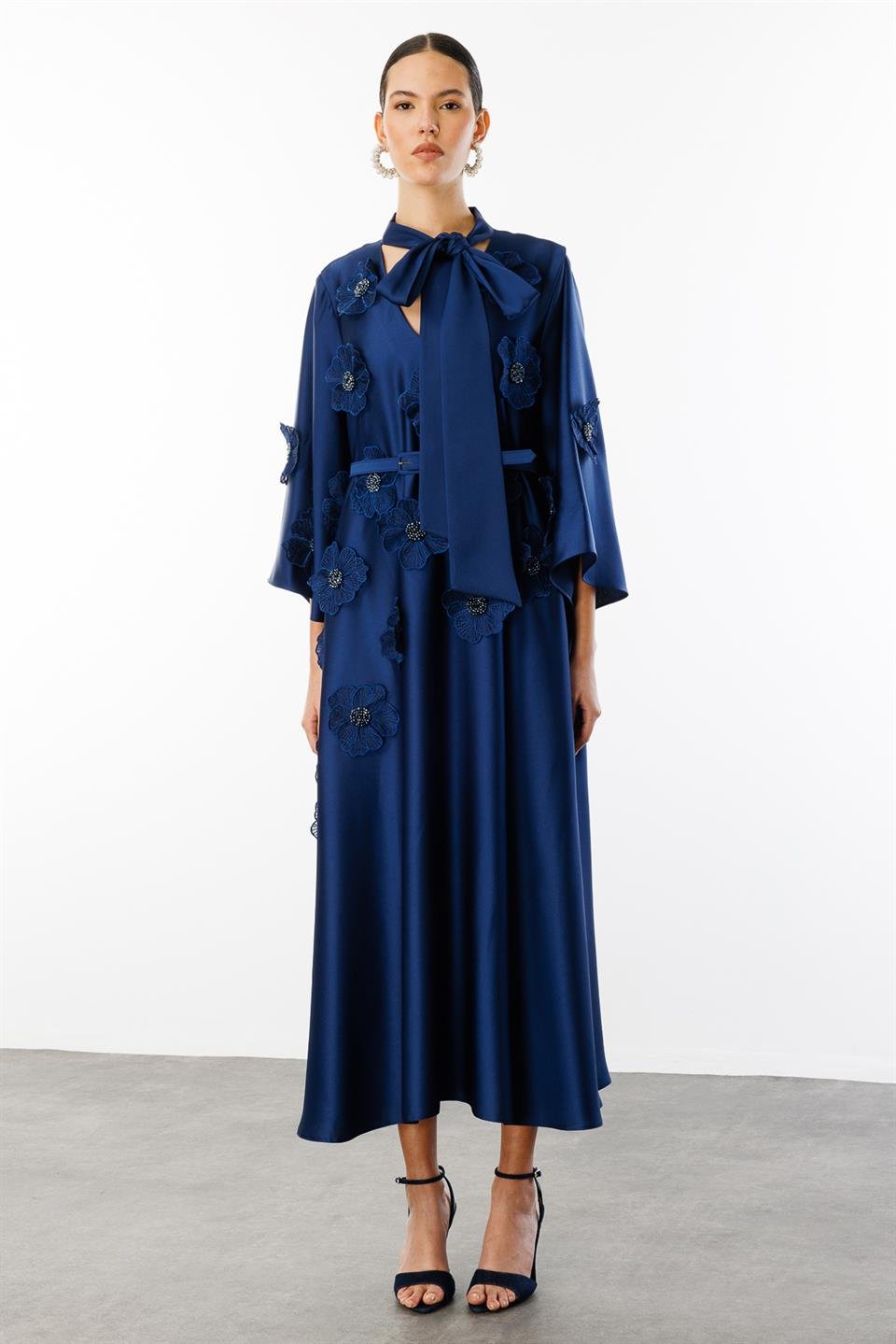 Yaka Şal Bağlamalı Çiçek Detaylı Kemerli Elbise LACİVERT