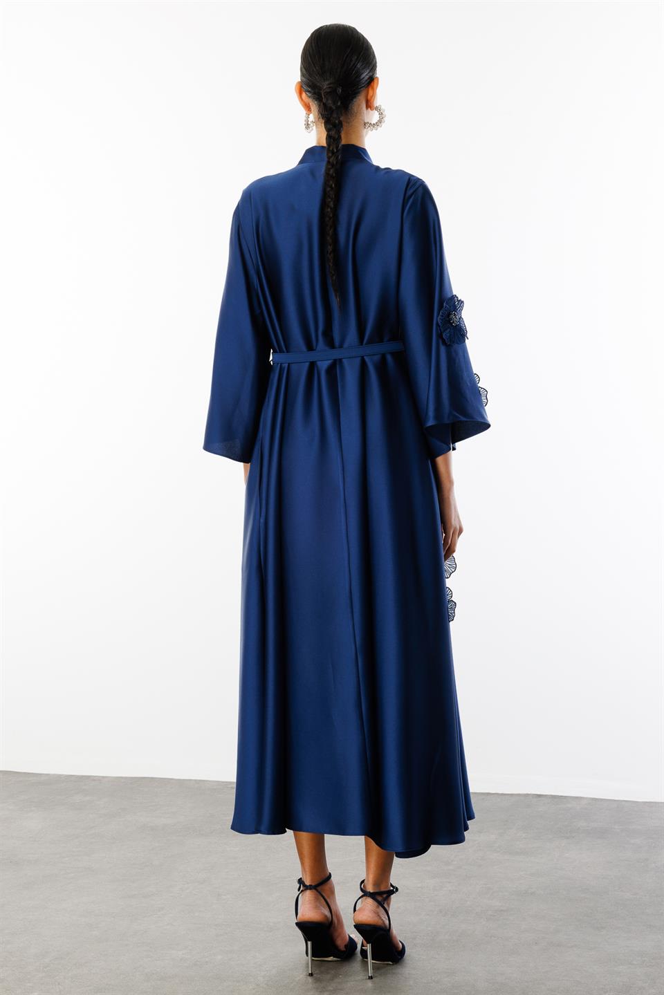 Yaka Şal Bağlamalı Çiçek Detaylı Kemerli Elbise LACİVERT