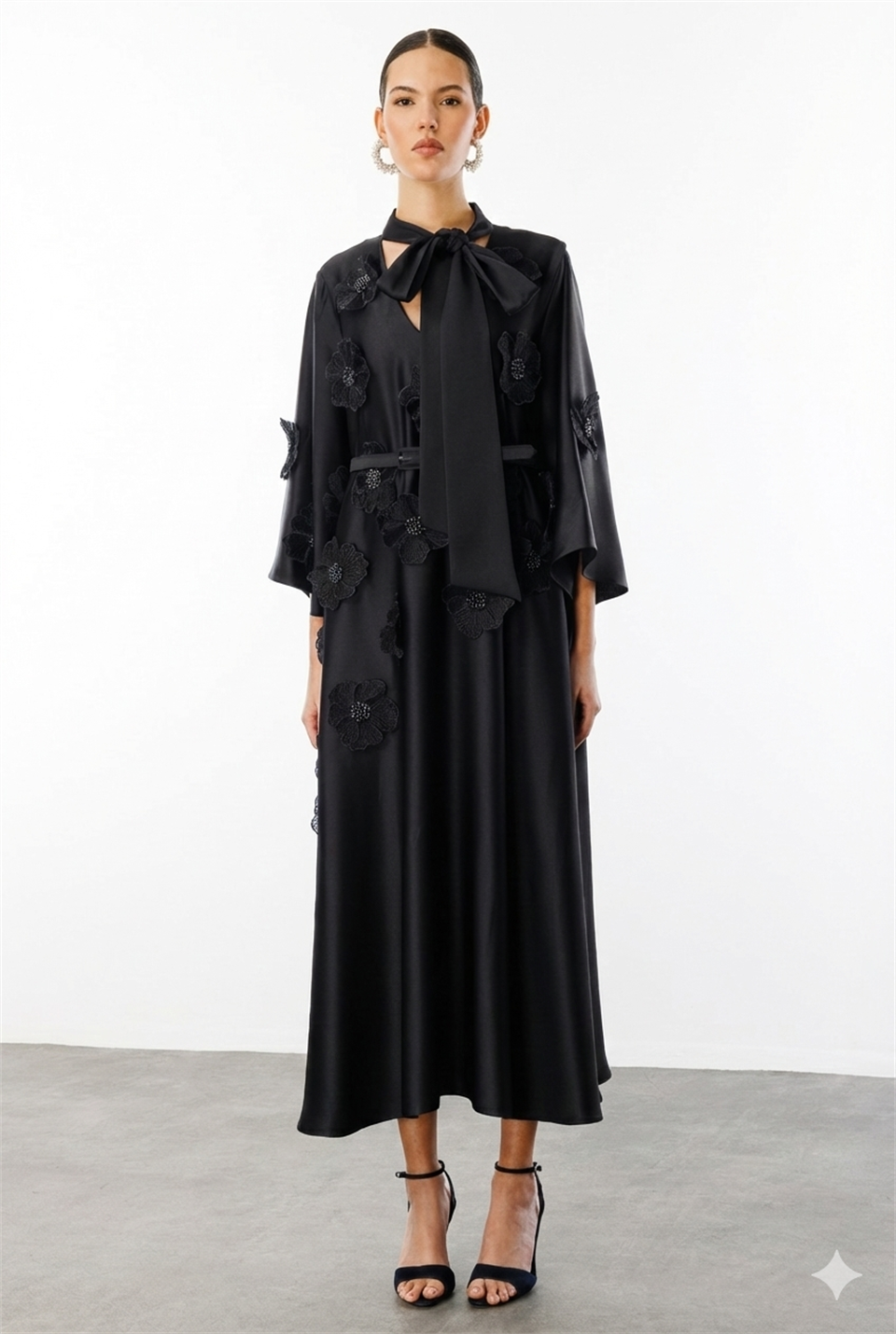 Yaka Şal Bağlamalı Çiçek Detaylı Kemerli Elbise SİYAH