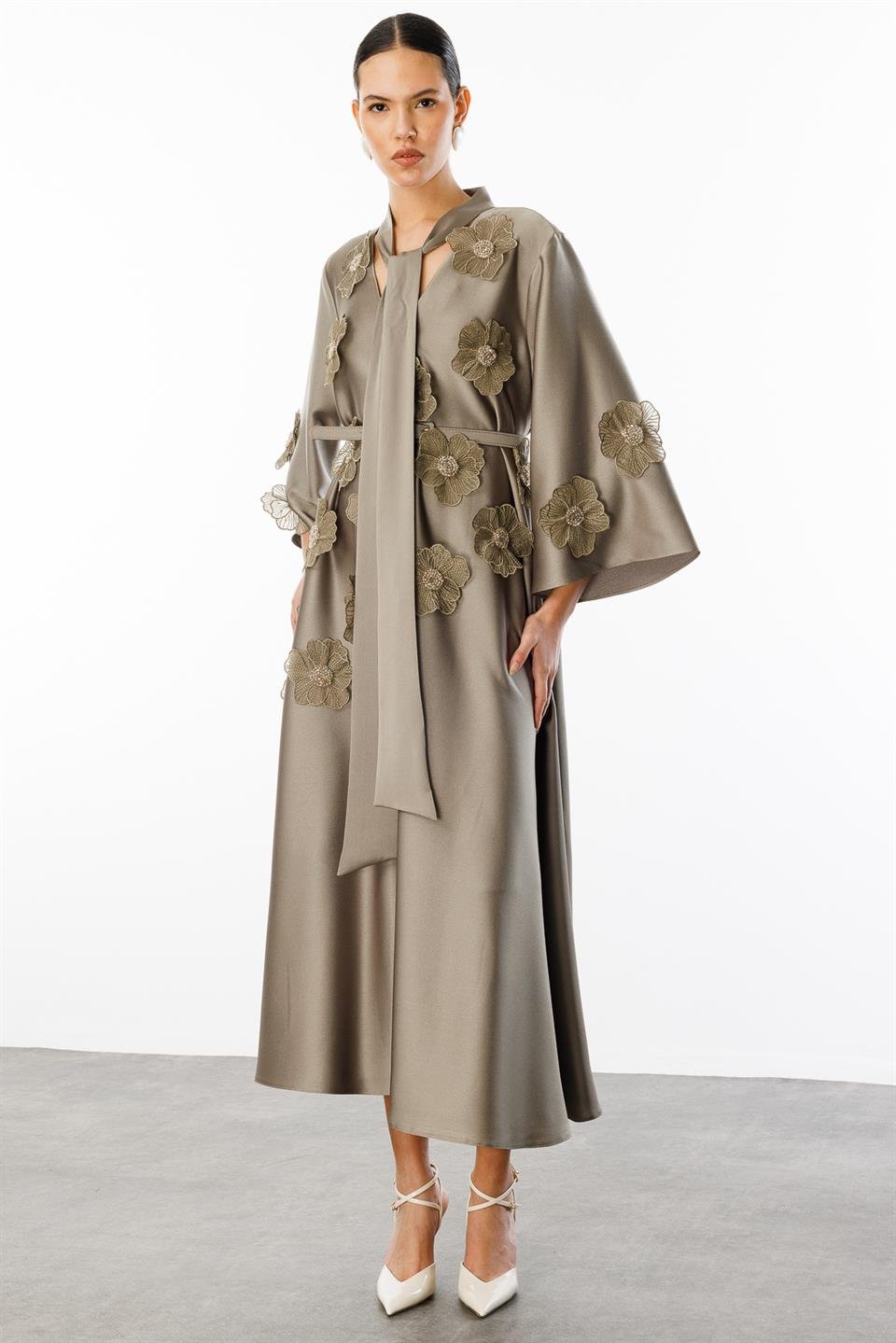 Yaka Şal Bağlamalı Çiçek Detaylı Kemerli Elbise YEŞİL