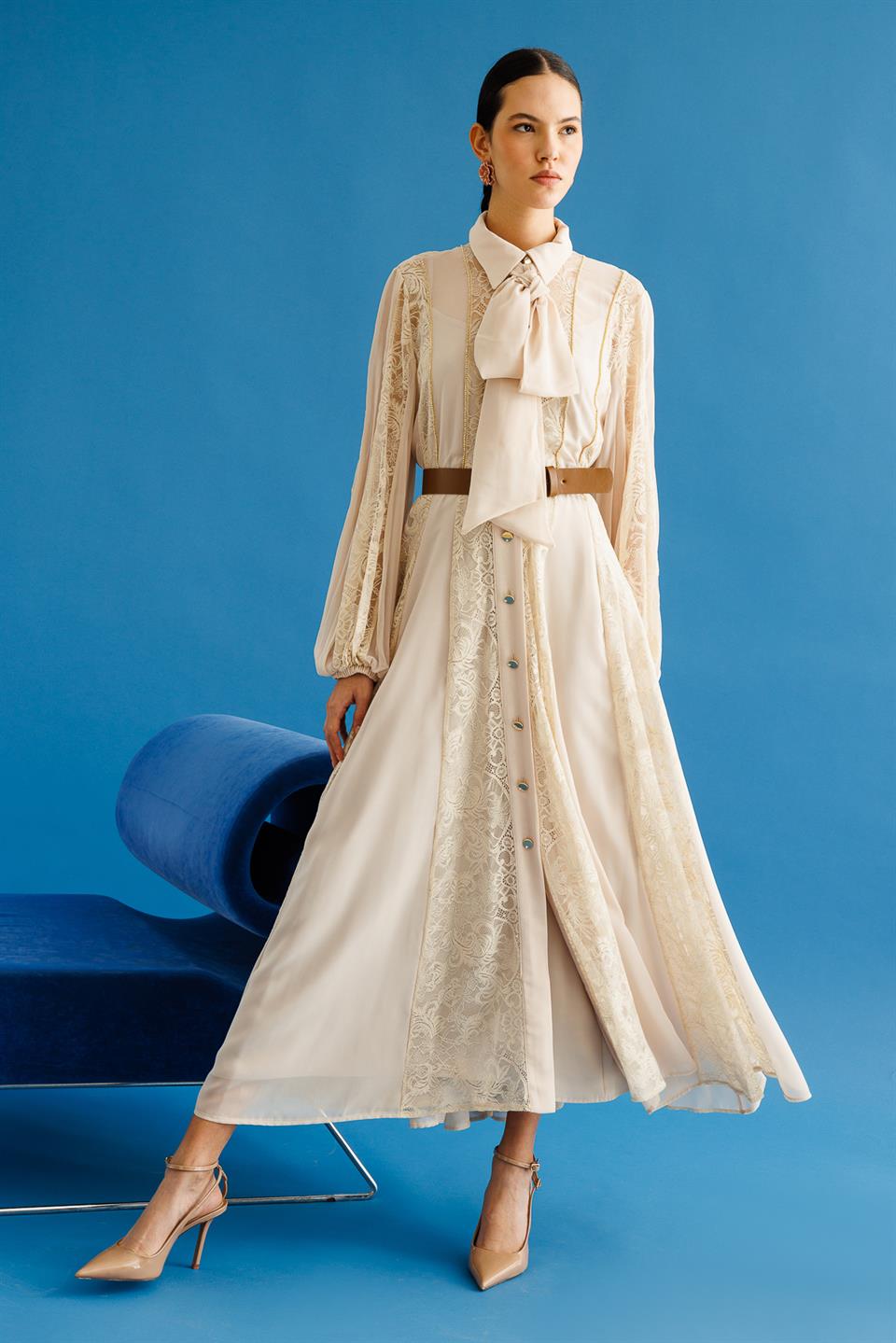 Yaka Şal Bağlamalı Şerit Dantel Maxi Boy Elbise BEJ