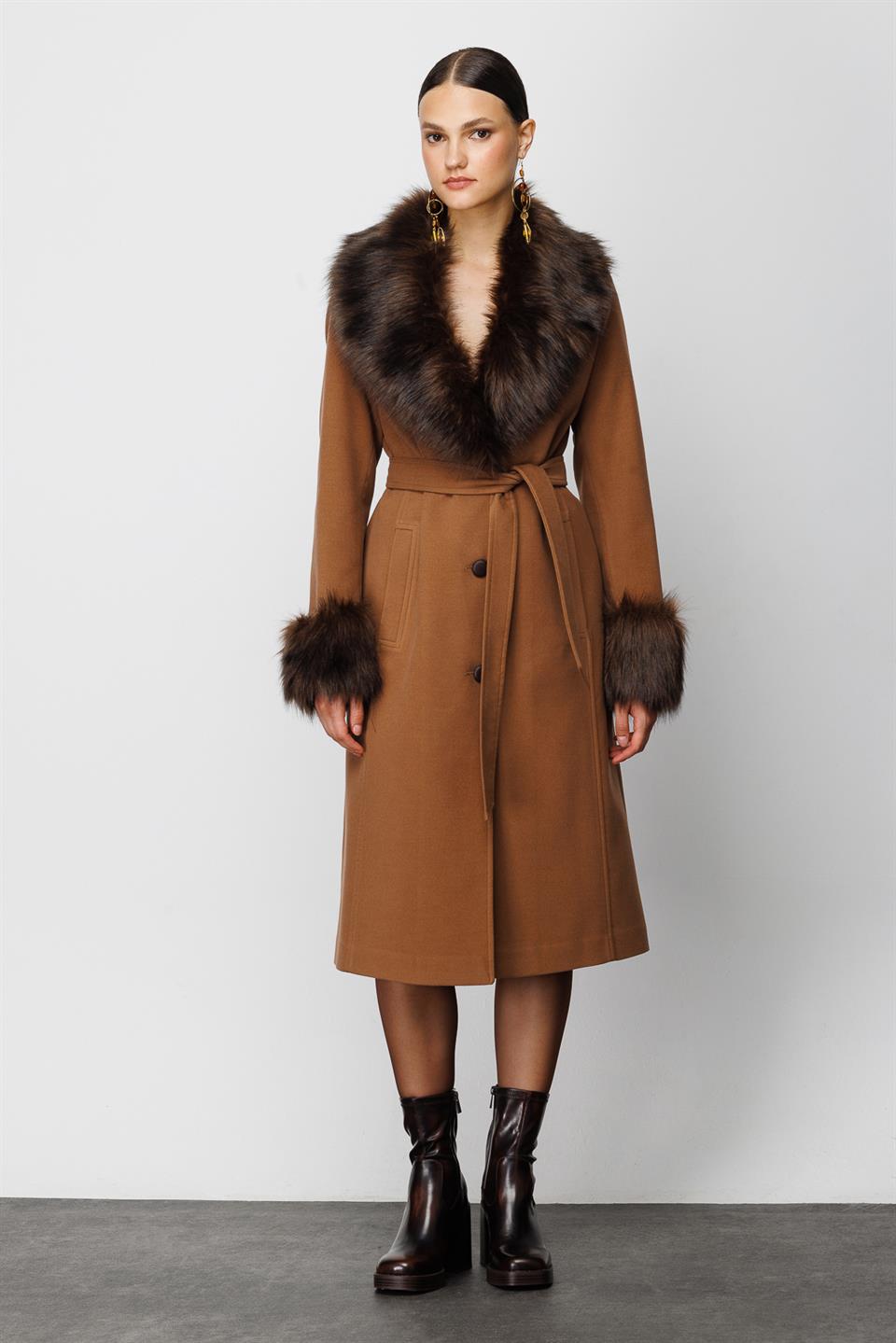 FURRY COLLAR COAT WITH FURRY COLLAR AND SLEEVES