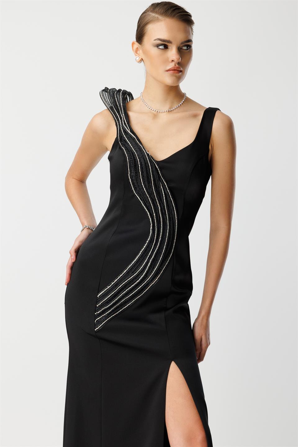 Yaka Volan Detay Yırtmaçlı Maxi Abiye SİYAH