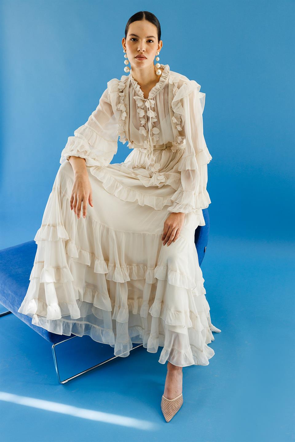 Yaka Volan Detaylı Maxi Boy Şifon Elbise EKRU