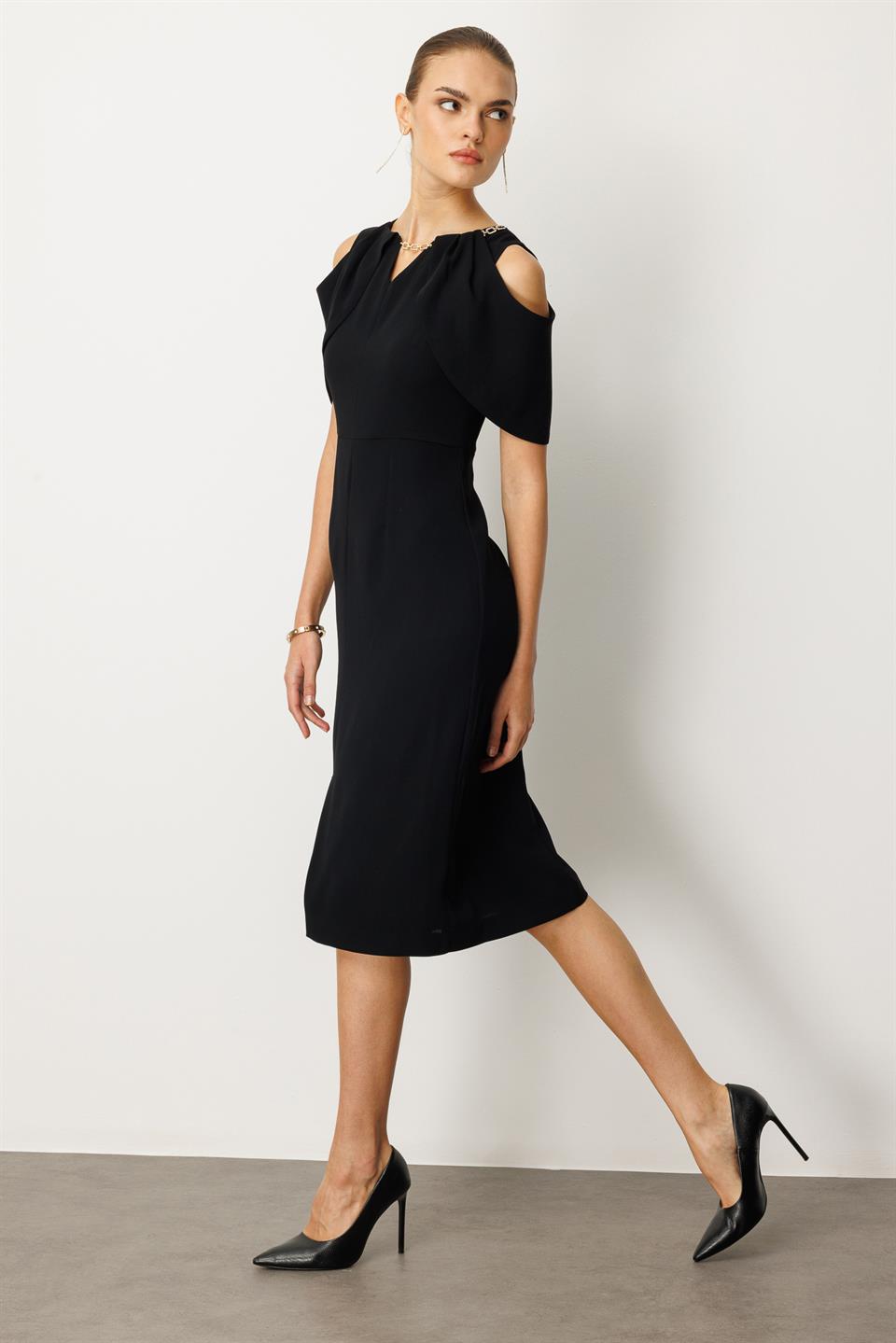 Yakası Taşlı Zincirli Midi Boy Elbise SİYAH