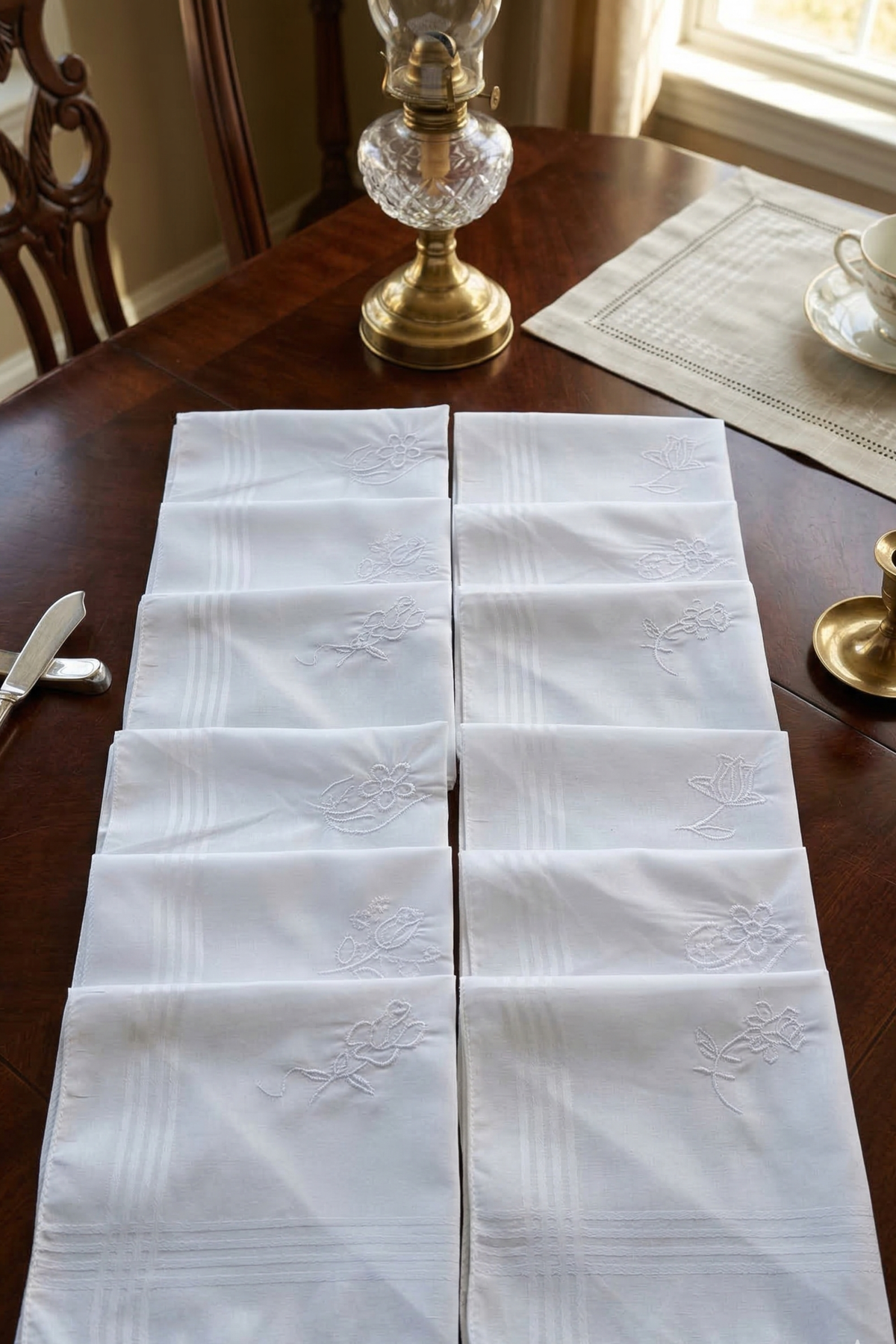 Beyaz Çiçek İşlemeli 12'li Bayan Mendil Seti - %100 Pamuk 28x28 cm