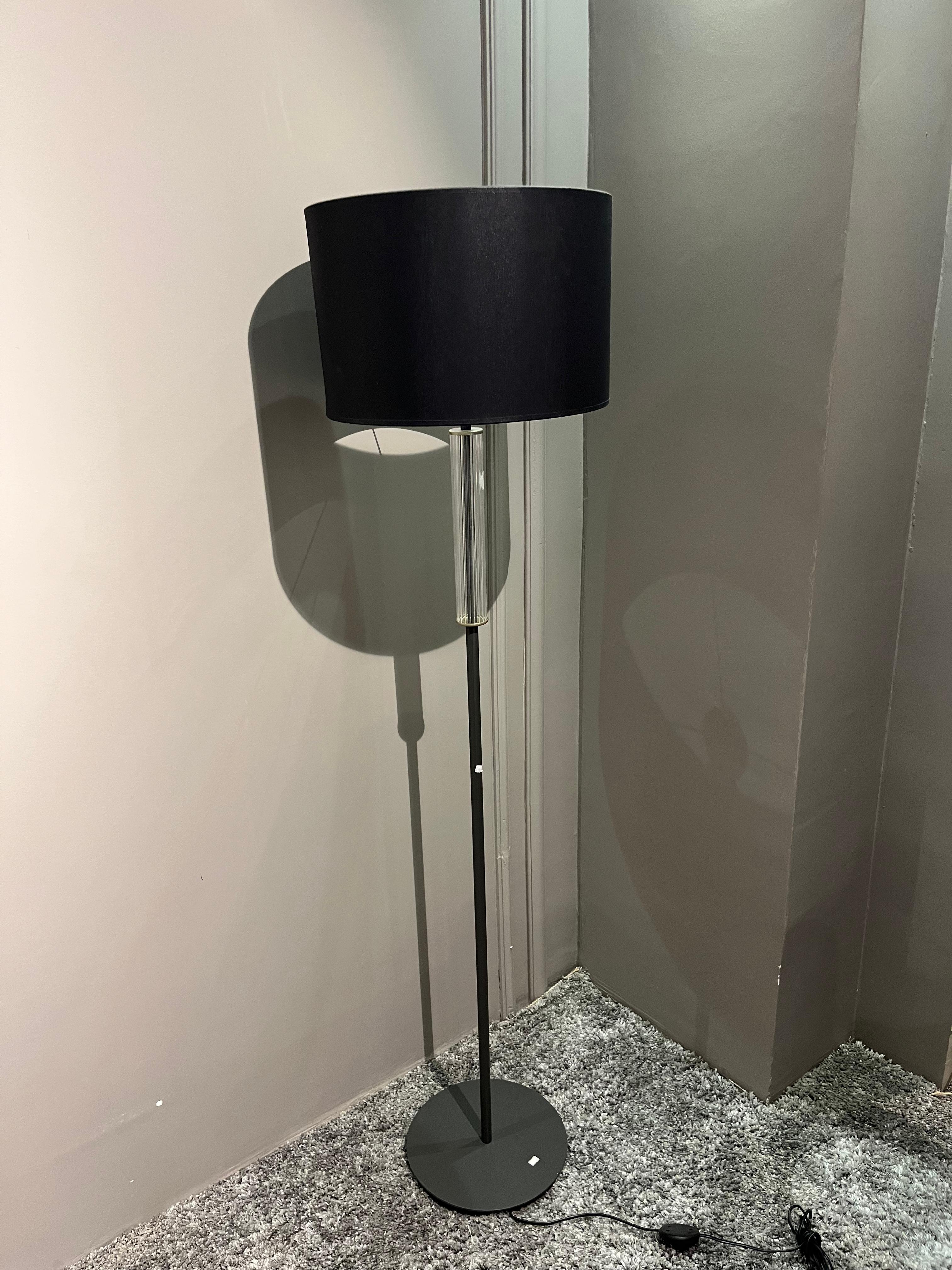 Crearthome Siyah Ayaklı Lambader Aydınlatma 168 Cm 
