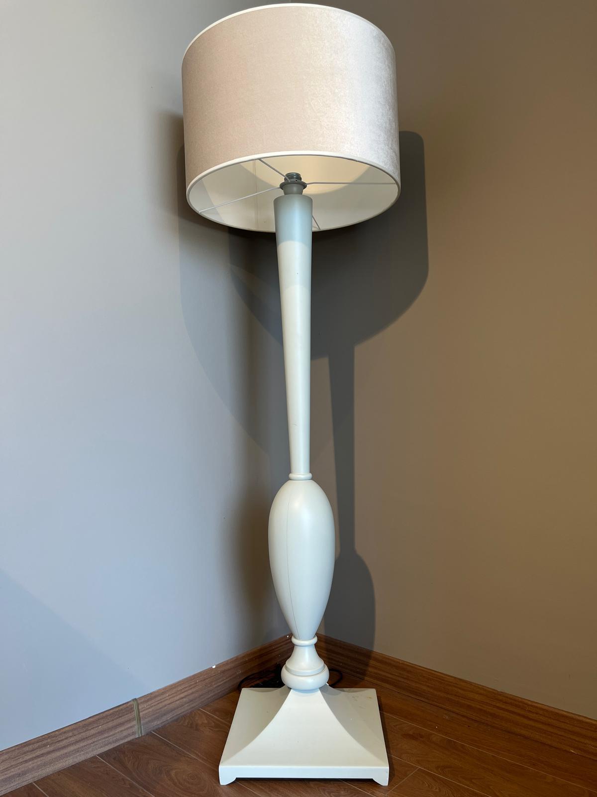 Crearthome Dekoratif Beyaz Ayaklı Krem Şapkalı Lambader