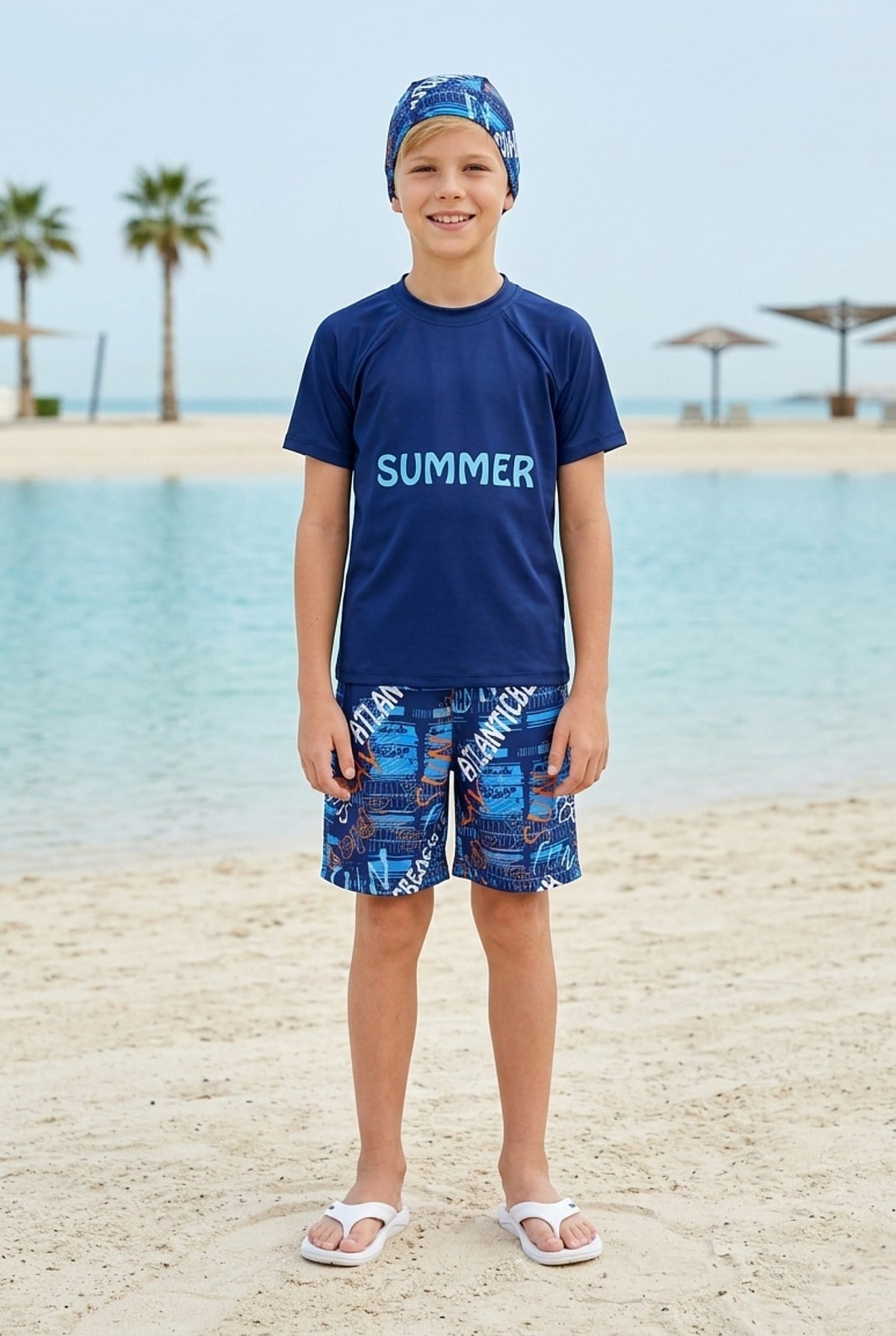 Erkek Çocuk Polyester + Elastan Summer Yazılı Tişört ve Desenli Şortlu Boneli Üçlü Mayo