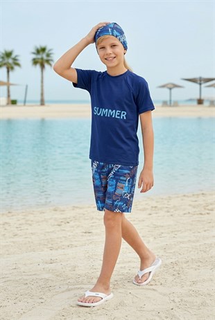 Erkek Çocuk Polyester + Elastan Summer Yazılı Tişört ve Desenli Şortlu Boneli Üçlü Mayo