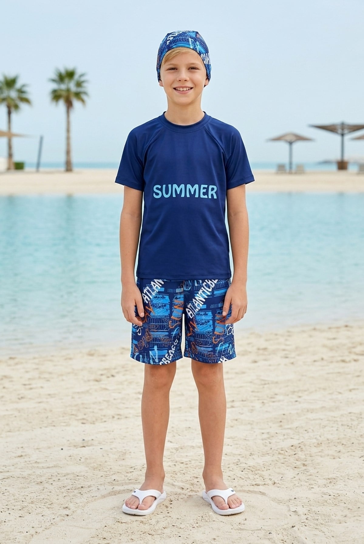 Erkek Çocuk Polyester + Elastan Summer Yazılı Tişört ve Desenli Şortlu Boneli Üçlü Mayo