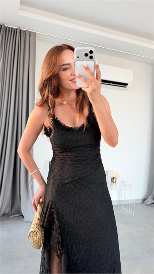 Siyah Askılı Yırtmaç Detaylı Elbise