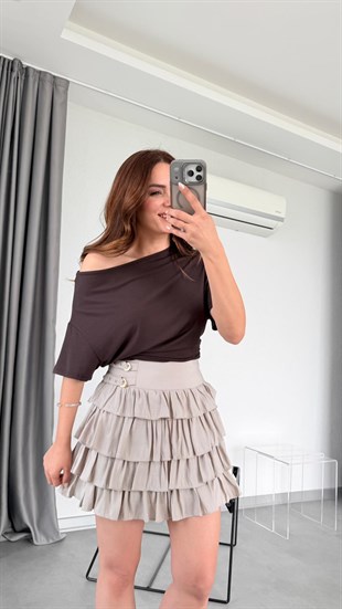 Rebecca Bele Oturan Asimetrik Yaka Tişört