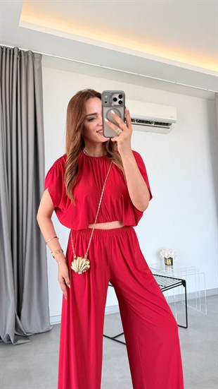 Kırmızı Sandy Omuzu Drapeli Crop Pantolon Takım