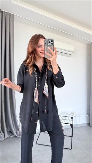 Siyah Fular Detaylı Gömlek Pantolon Takım