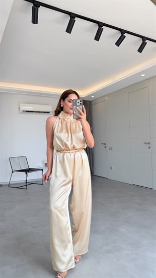 Krem Enya Boyundan Bağlama Detaylı Tulum