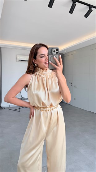 Krem Enya Boyundan Bağlama Detaylı Tulum