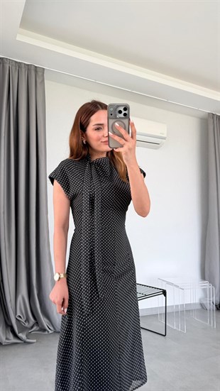 Siyah Boyundan Bağlama Detaylı Puantiyeli Elbise