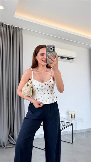 Çiçek Desenli Volantis Askılı Bluz
