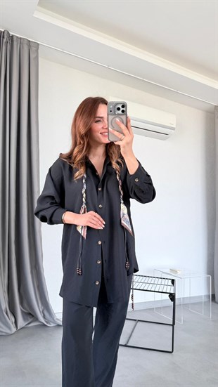 Siyah Fular Detaylı Gömlek Pantolon Takım