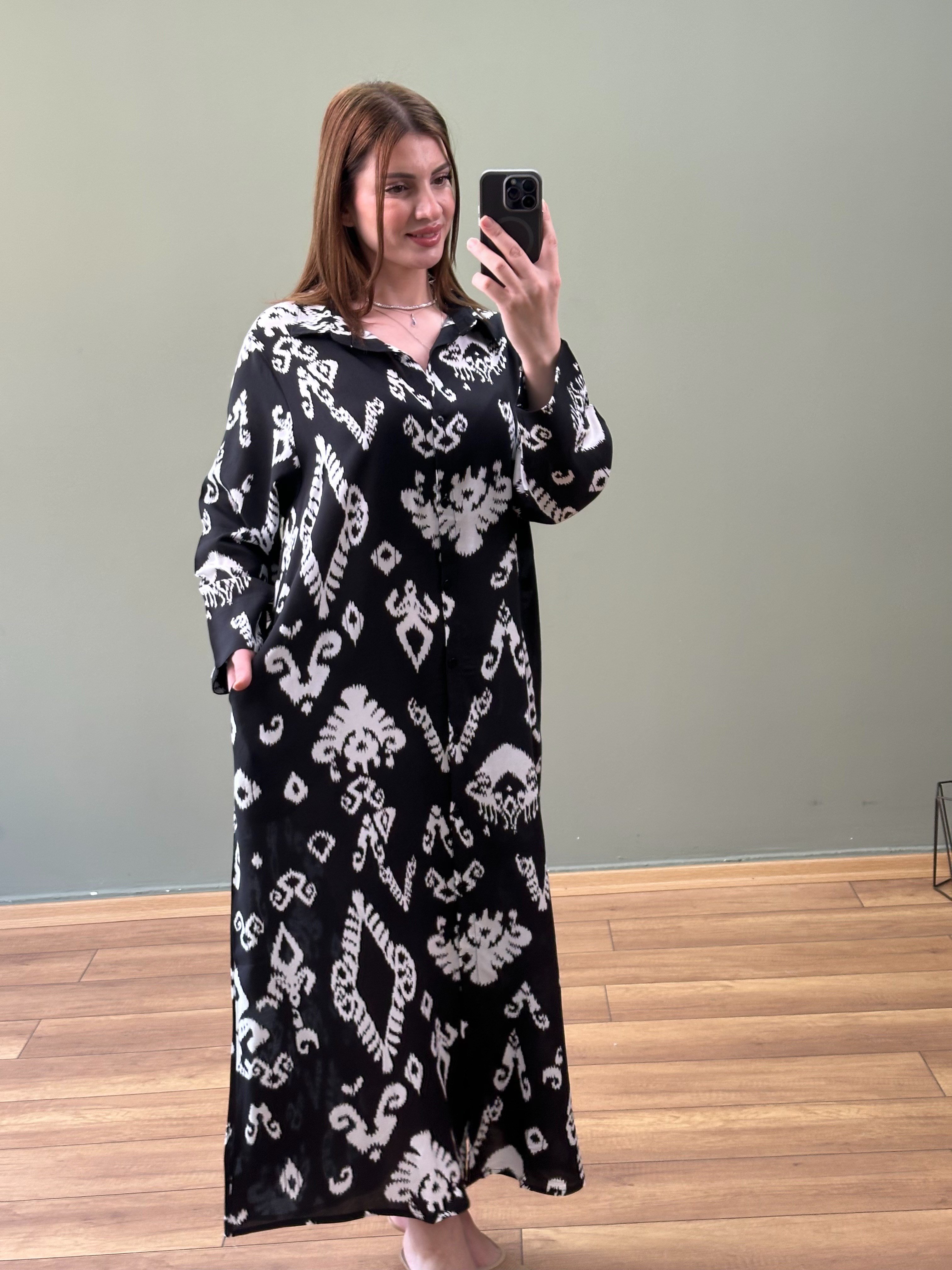 İTALYAN VİSKON BOYDAN DÜĞMELİ ELBİSE SİYAH BEYAZ ETNİK TEMA