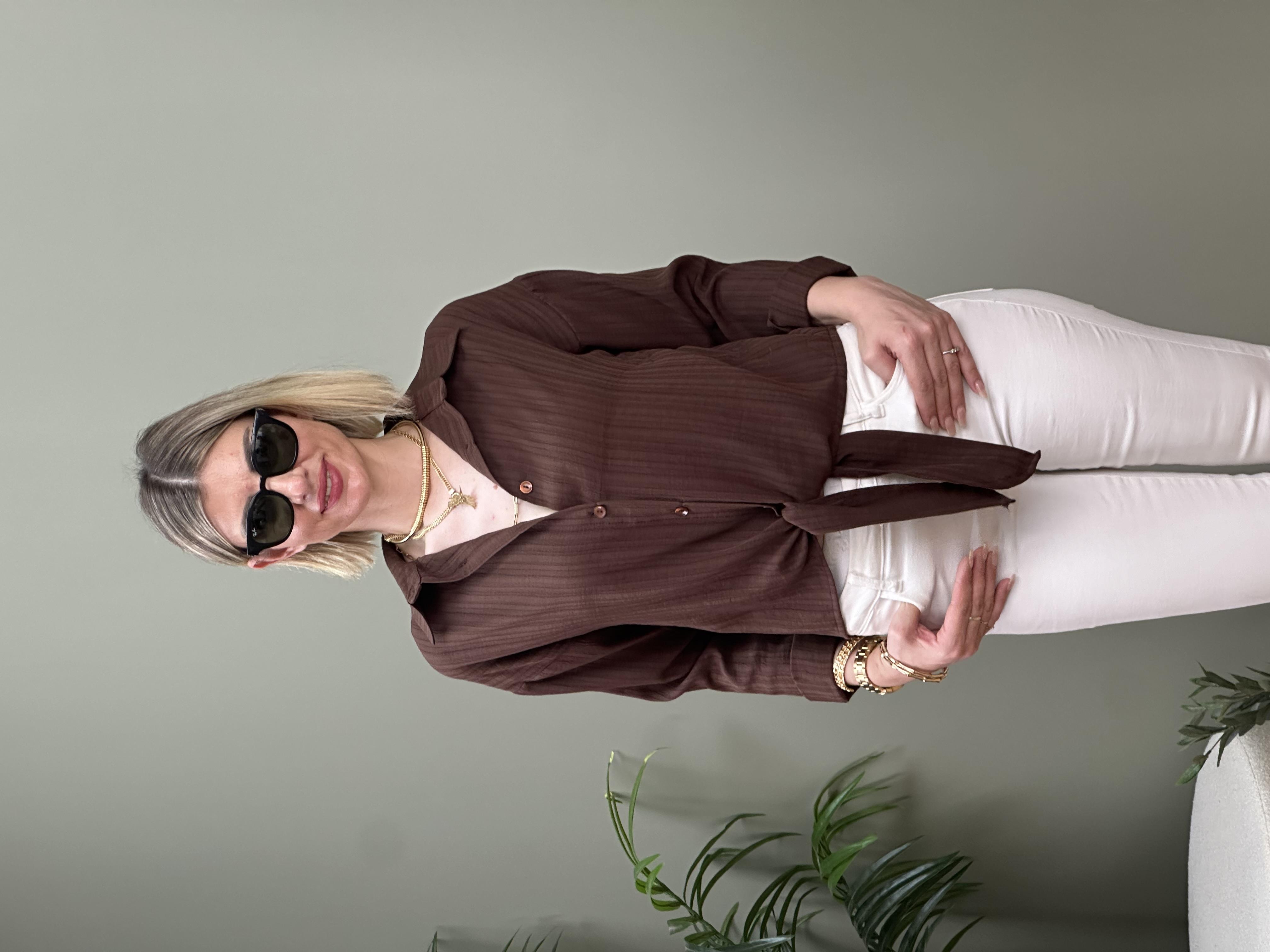 KENDİNDEN DESENLİ BAĞLAMALI UZUN KOL GÖMLEK KAHVE