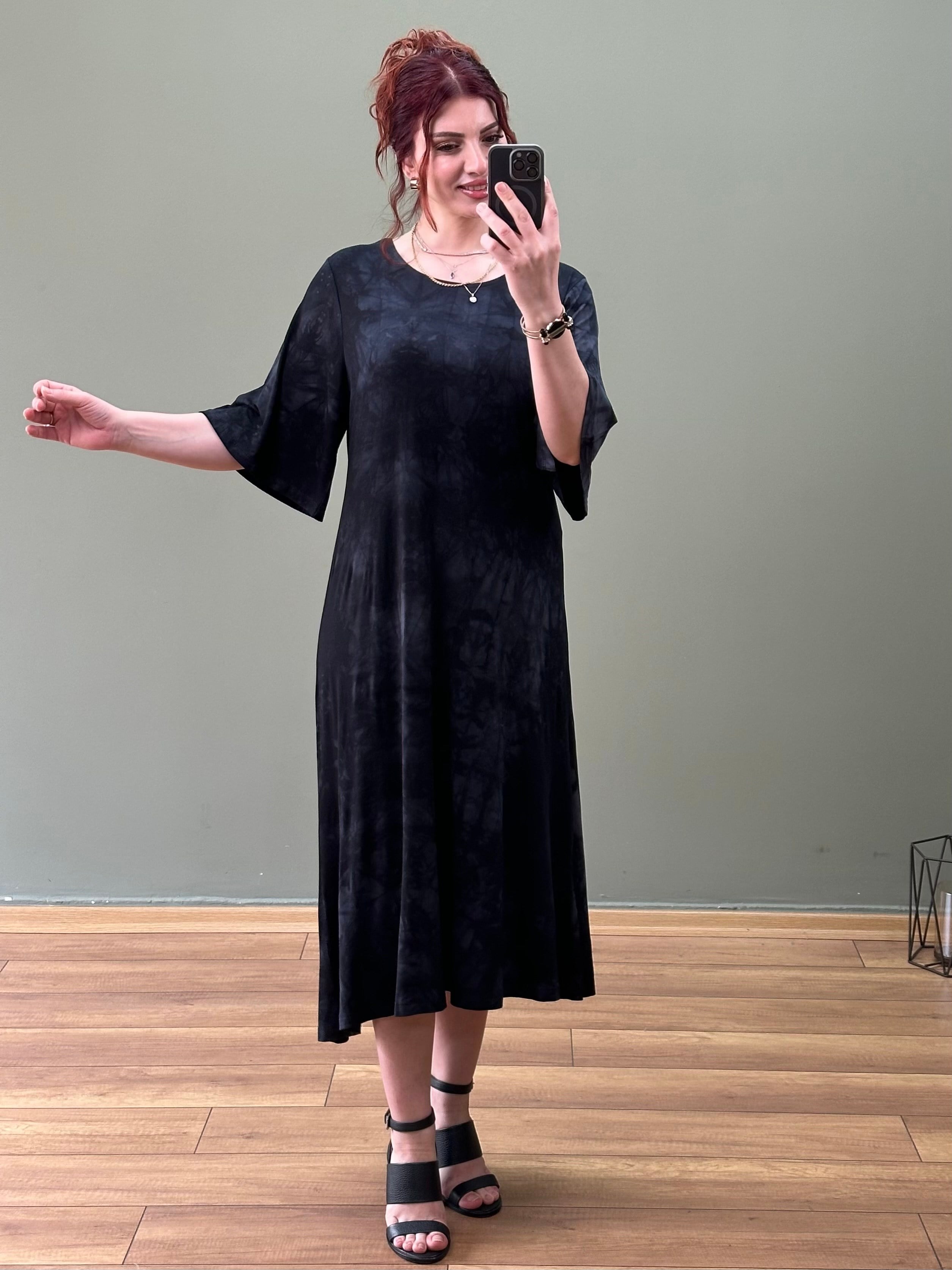 MİDİ BOY KOL VOLANLI PENYE ELBİSE SİYAH BATIK DESEN