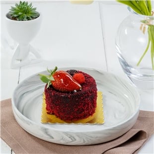 Çilekli Red Velvet Dilim Pasta