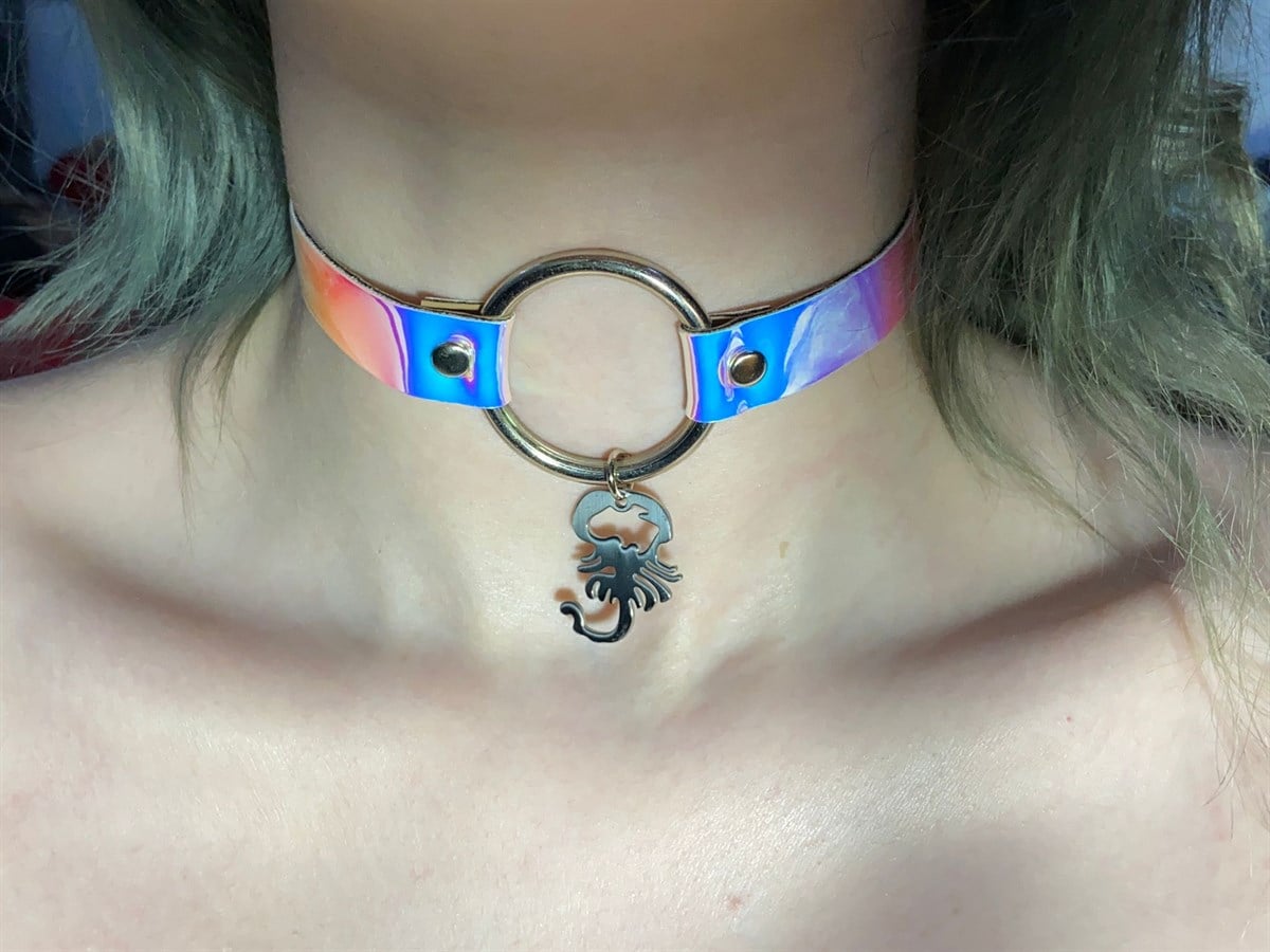 Akrep Uçlu Hologram Choker Tasma Kolye