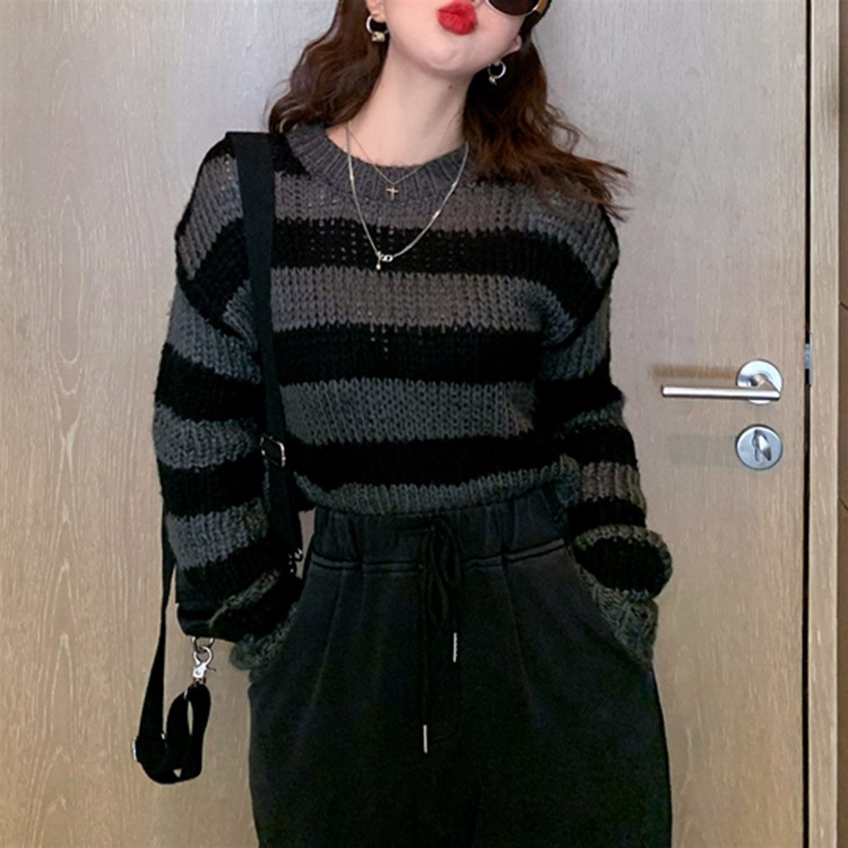 Gri Siyah Çizgili Streetwear Crop Kazak