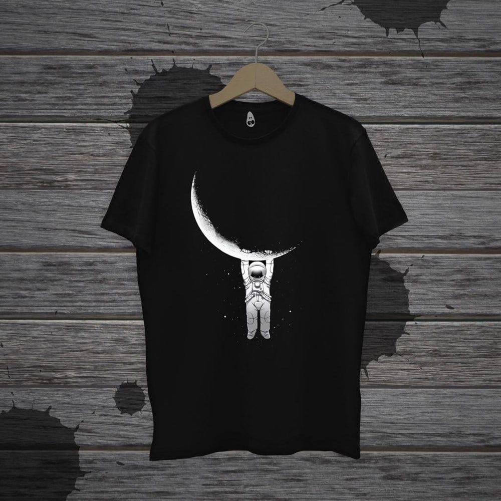 Touz Unisex Ay'a Tutunan Astronot Baskılı T-shirt