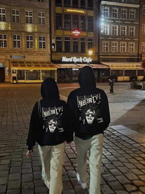 Liberty Baskılı Siyah Kapşonlu Sweatshirt 