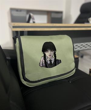 Wednesday Baskılı Unisex Yeşil Postacı Çantası