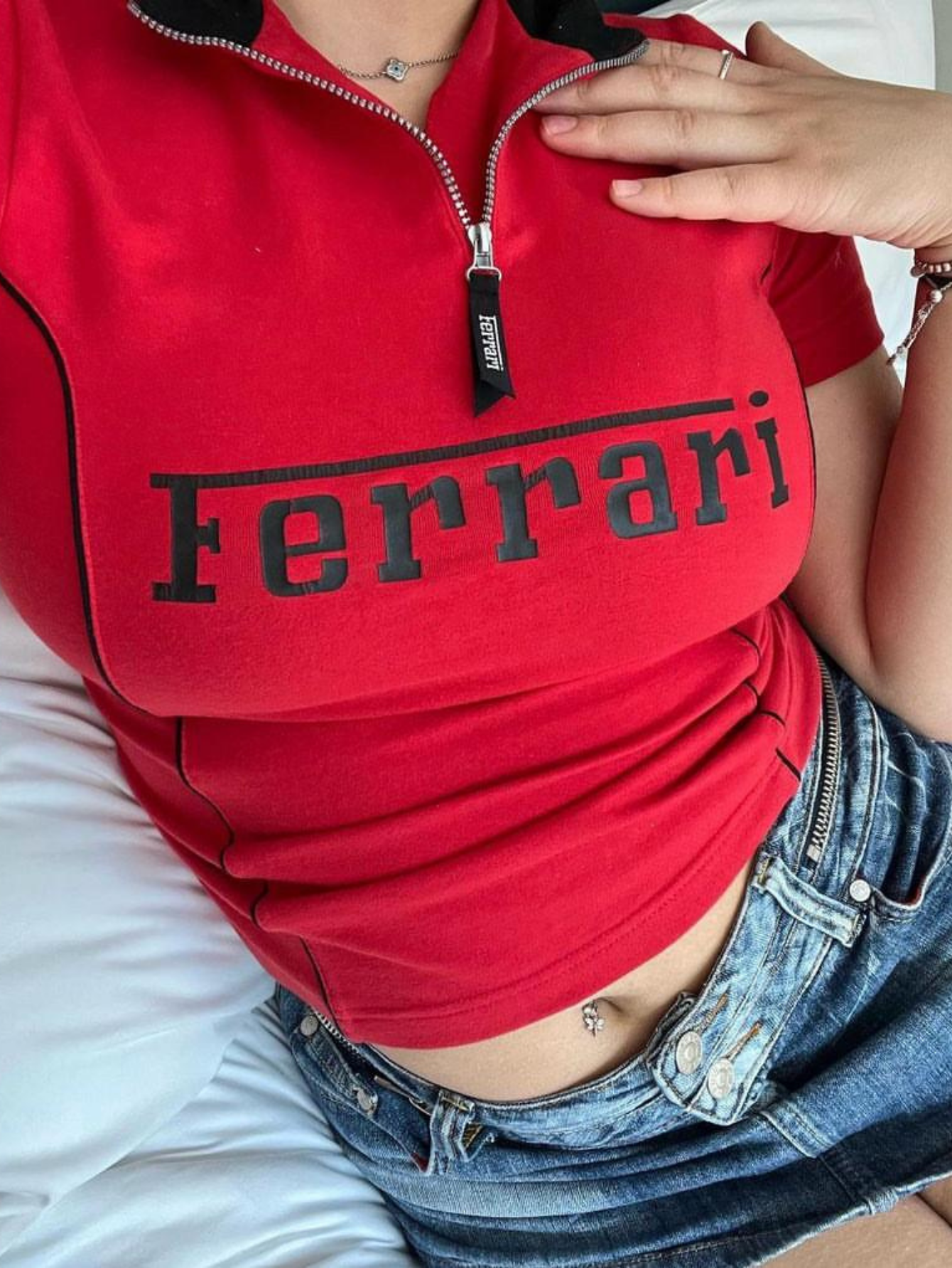 Car Detail Red & Black Baskılı Fermuarlı Crop Bluz