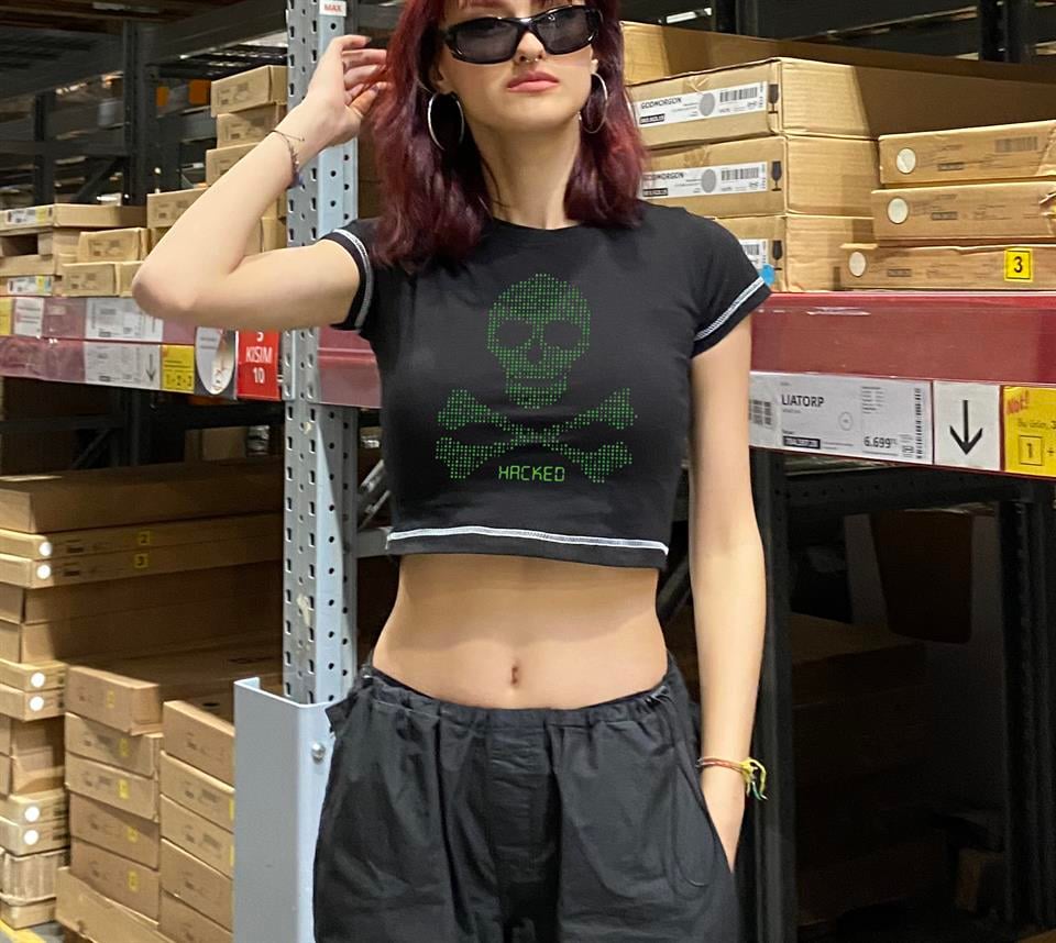 Hacked Baskılı Ters Dikiş Siyah Crop