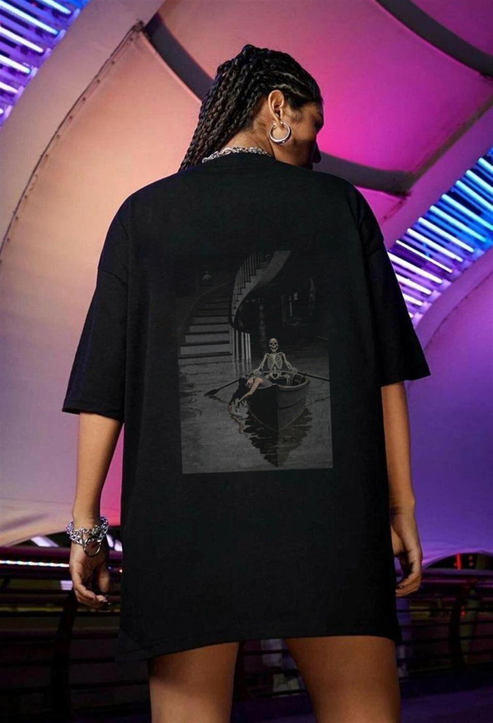 Skeleton In Sandal Sırt Baskılı Unisex Oversize T-shirt