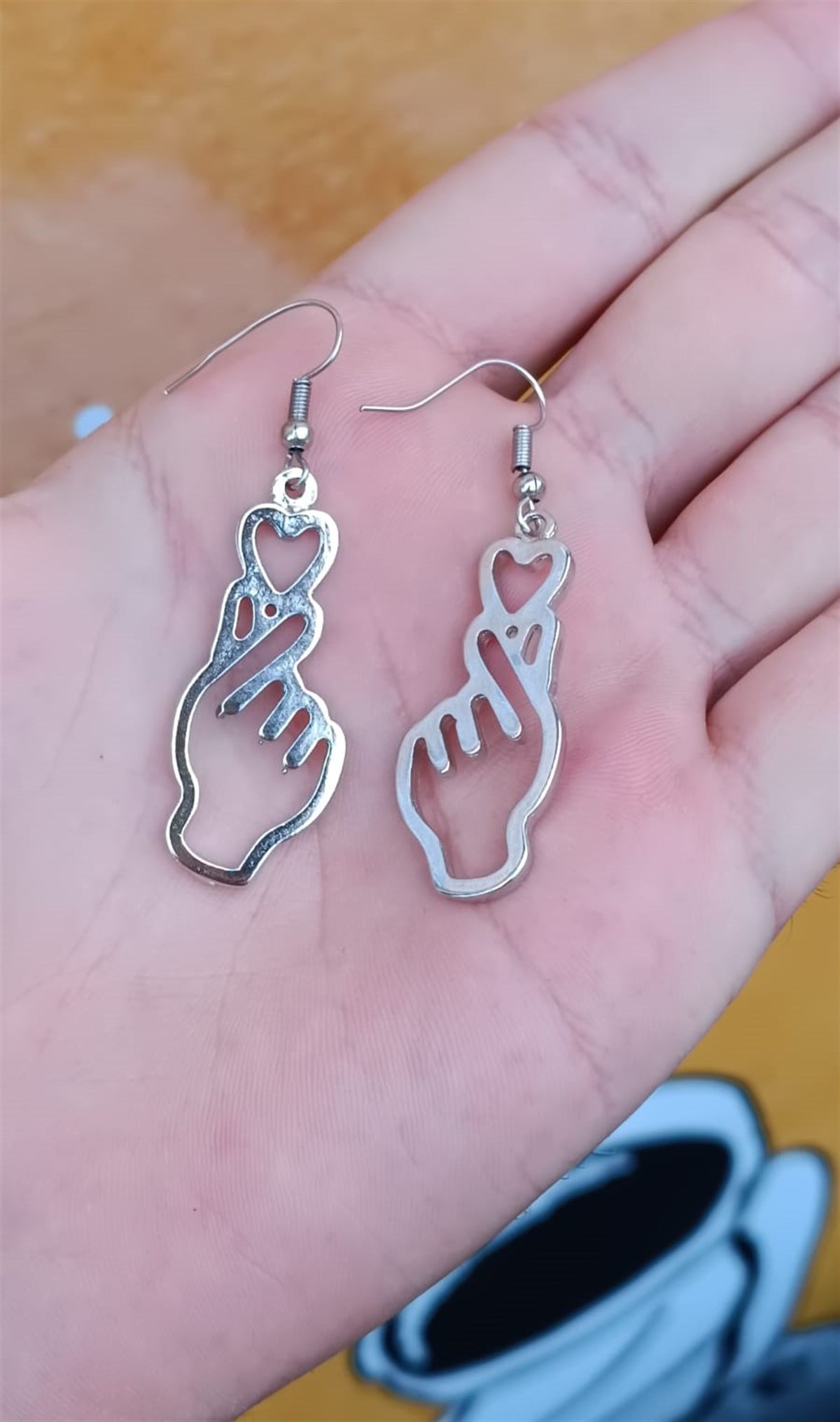 Touz Heart On Hand Çift Küpe
