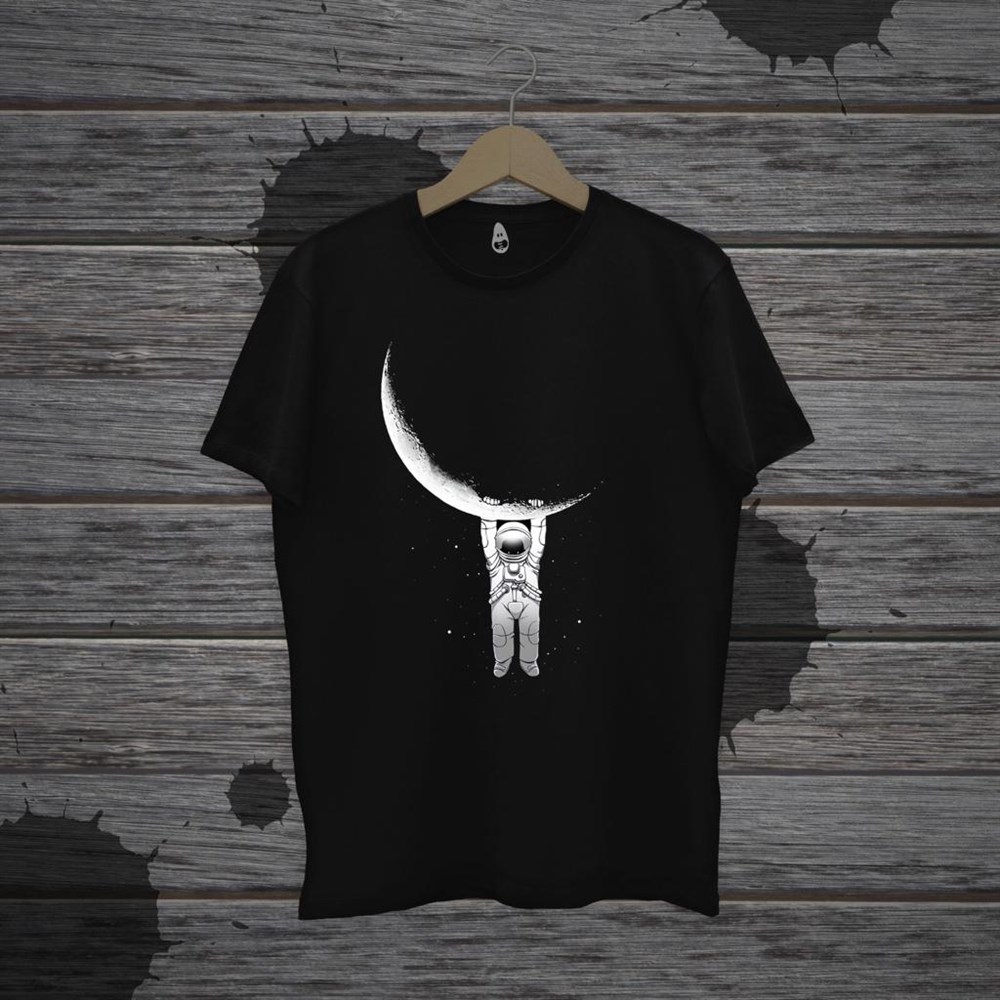 Touz Unisex Ay'a Tutunan Astronot Baskılı T-shirt
