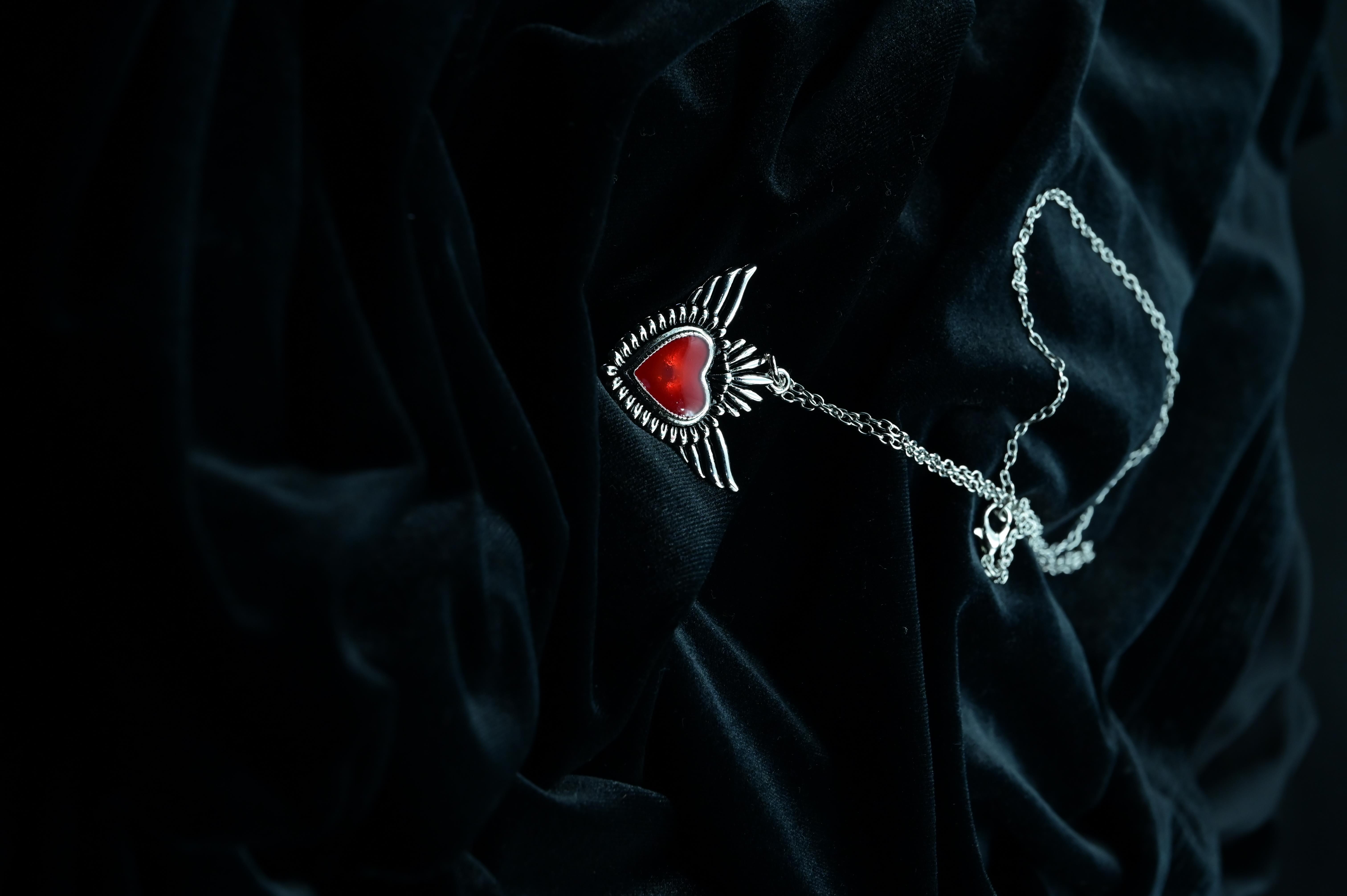 Winged Queen Heart Unisex Kolye