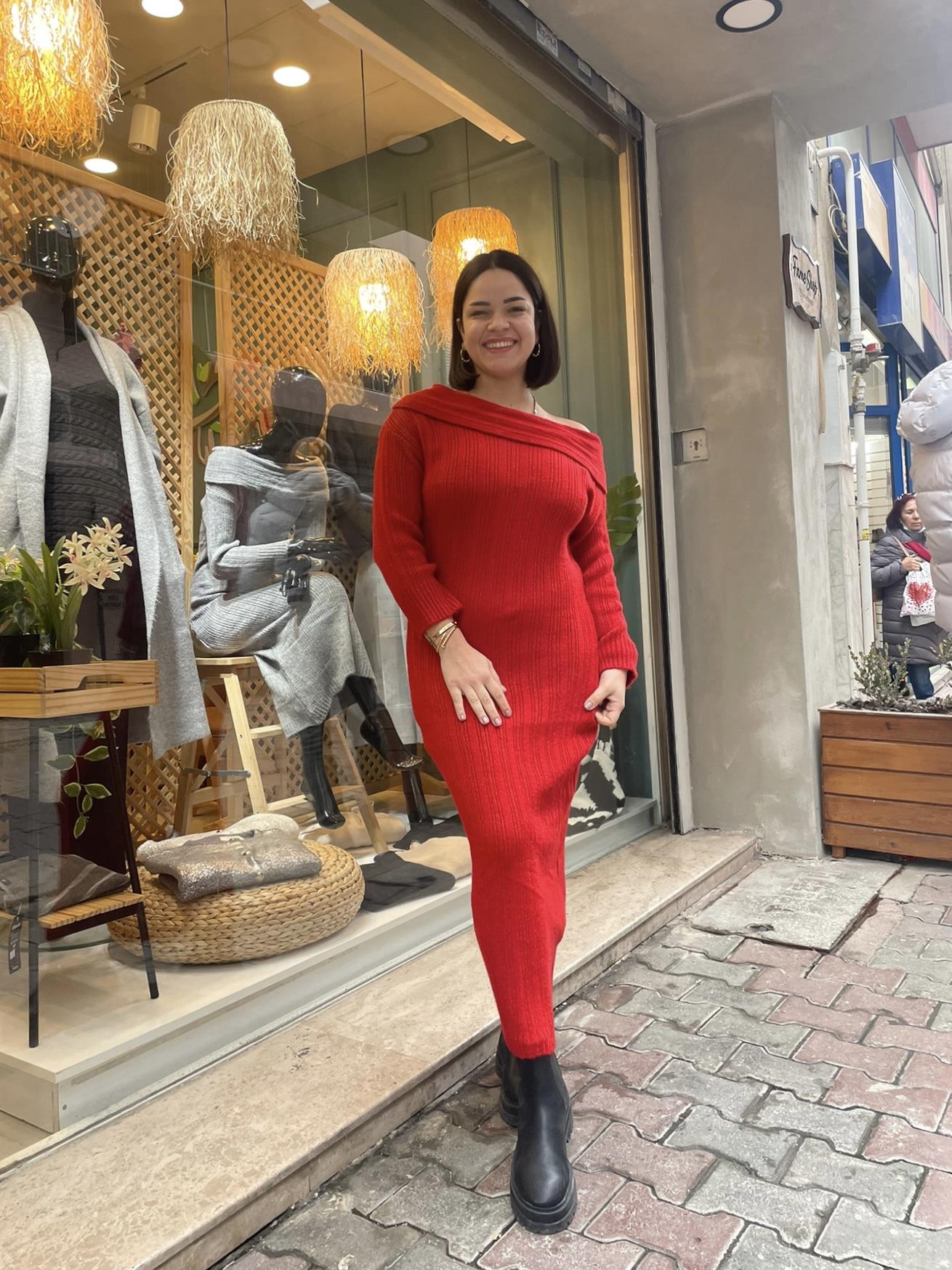 Kırmızı Madonna Yaka Elbise