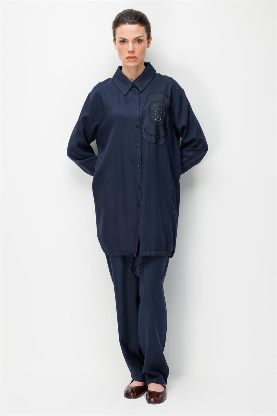 100% natuurlijke LyoCEL gedrapeerde, zachte broek en maxi-tuniek met rozenborduursel en -afwerking - marineblauw