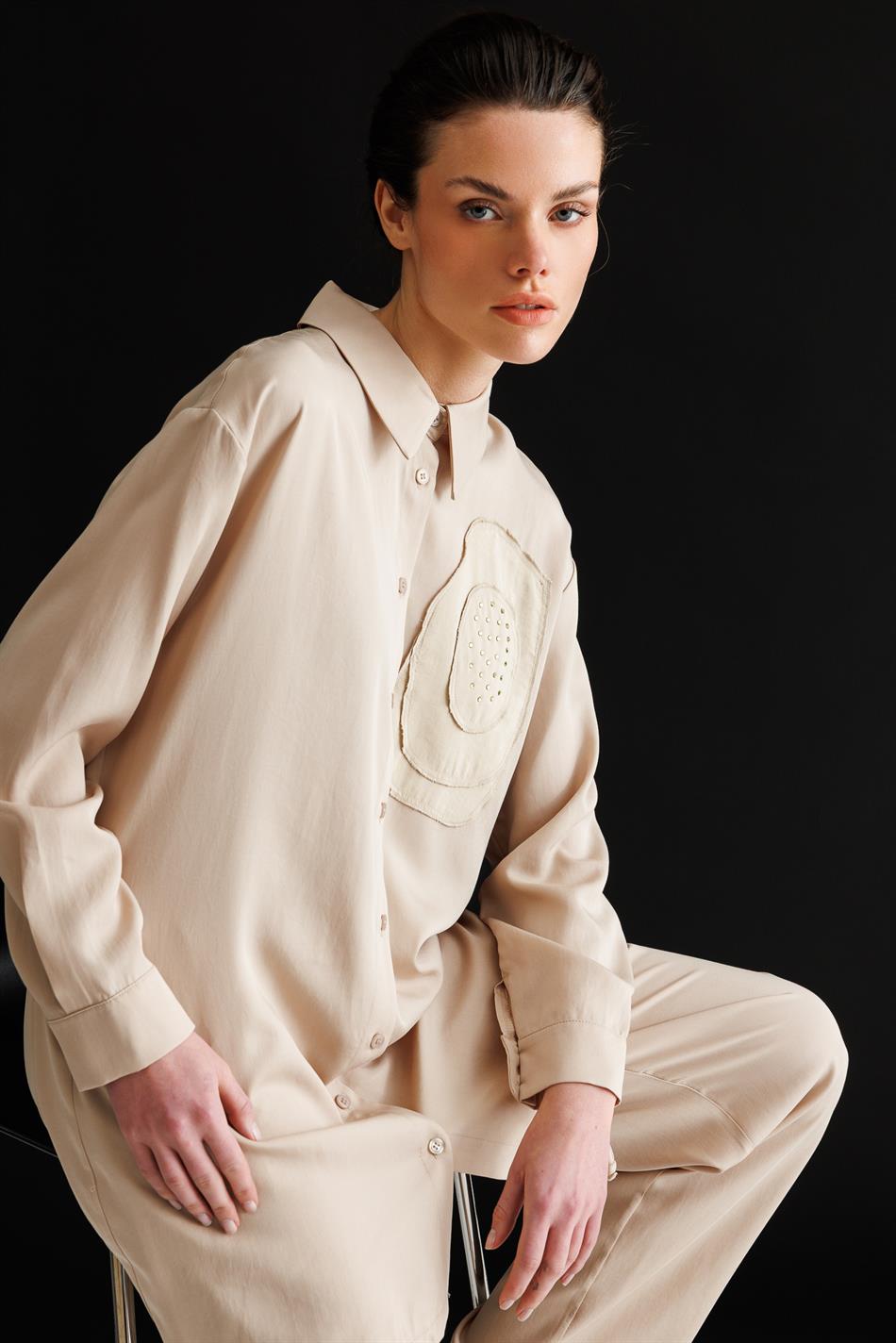 100% natuurlijke LyoCEL soepelvallende, zachte broek en maxi-tuniek met rozenborduurwerk en steentjes.